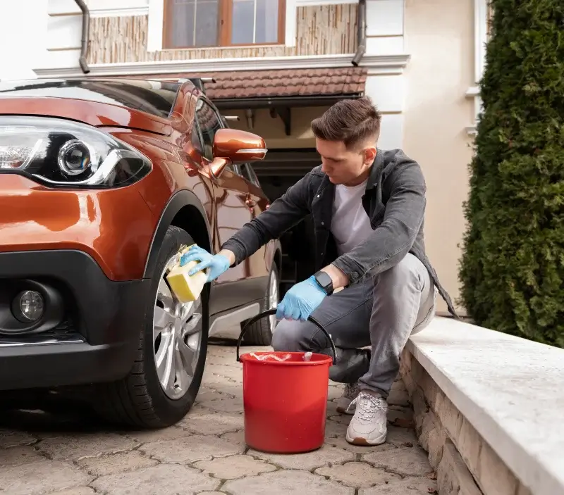 Lavage auto à domicile Saint-Marcellin-en-Forez : professionnel intervenant sur un véhicule